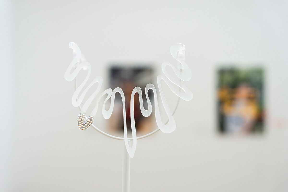 『顔面装飾具 - やまんばメイク / 迎合しない自分の美学を貫く』(撮影:Max Fischer、制作協力:N and R Foldings Japan)