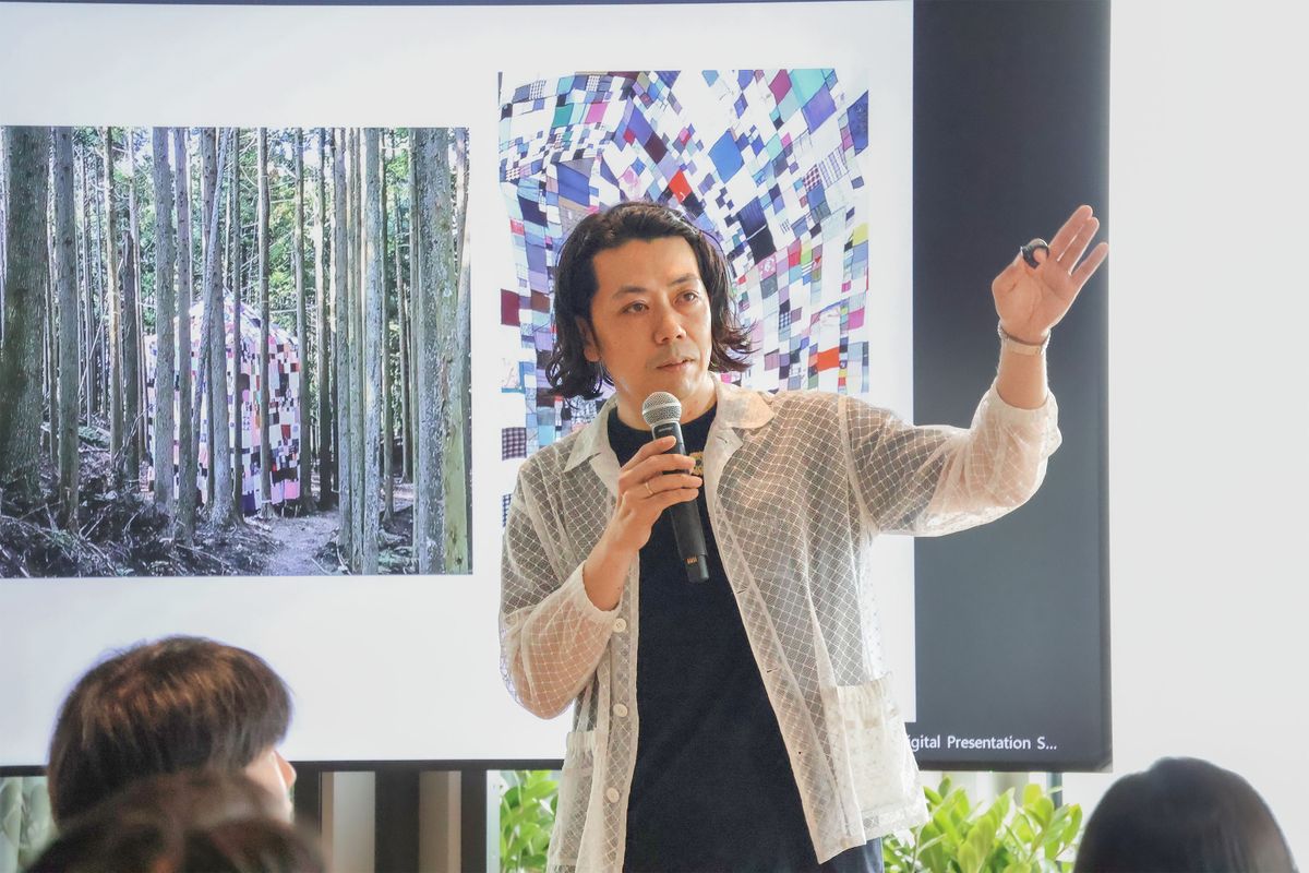 BCGのオフィスで自身の作品哲学を語る西尾美也氏(出所:BCG Japan ウェブサイト「『日常をアートにする』生き方 東京藝大・西尾美也准教授に学ぶ」)