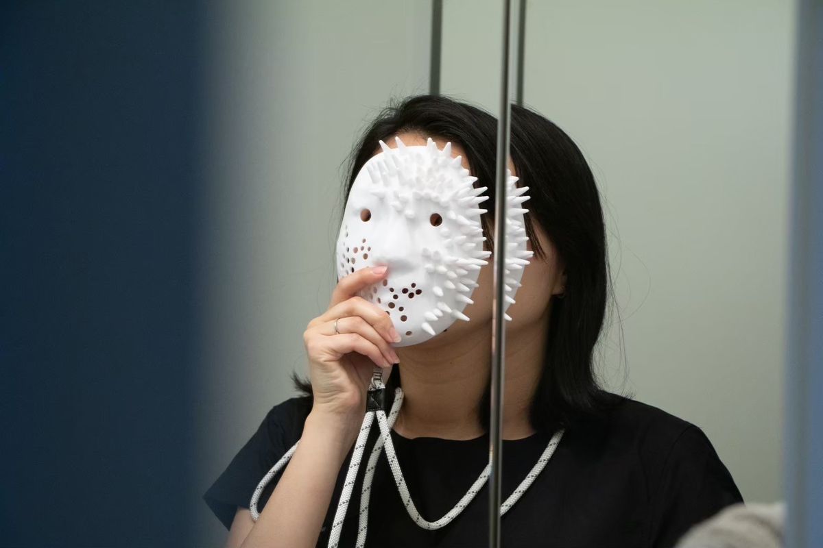 (Cap)顔面装飾具の初期制作物、顔全体を覆う「私」の形 (撮影:Yu Uchikura)