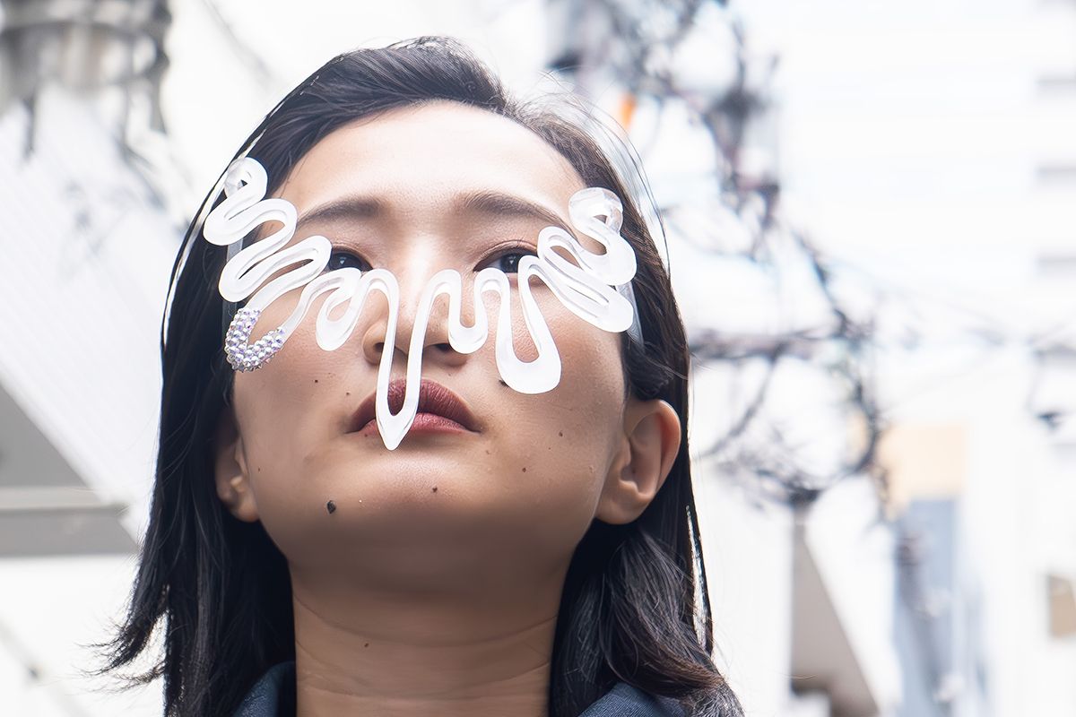 筆者が制作した顔面装飾具をつけて街中を歩く。『顔面装飾具 - やまんばメイク / 迎合しない自分の美学を貫く』(撮影:Yu Uchikura、制作協力:N and R Foldings Japan)