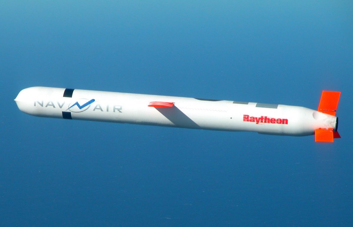 「トマホーク」ブロックIV巡航ミサイル。2002年11月10日、制御飛行試験にて（U.S. Navyderivative work: The High Fin Sperm Whale, Public domain, via Wikimedia Commons）