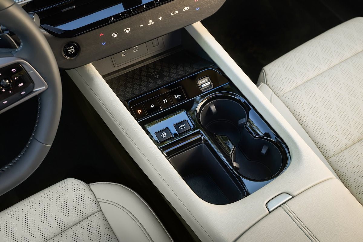 プッシュボタン式のシフトセレクター（NISSAN）