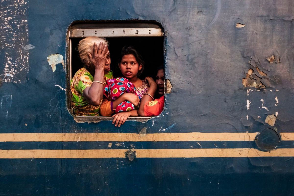 「巡礼列車の乗客（Riding the Pilgrims’ Rails）」。ストリート部門（プロ）金賞。撮影地：バングラデシュ・ダッカ　France Leclerc - World Photo Annual reFocus Awards