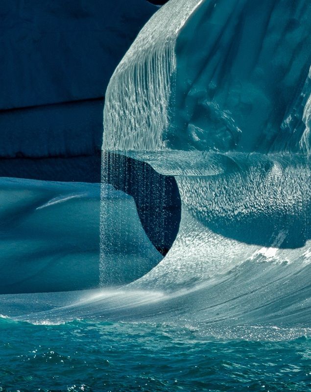 「氷山のエッジ（Iceberg's Edge）」。自然部門（プロ）銀賞。撮影地：グリーンランド西岸　Randall Hanna - World Photo Annual reFocus Awards