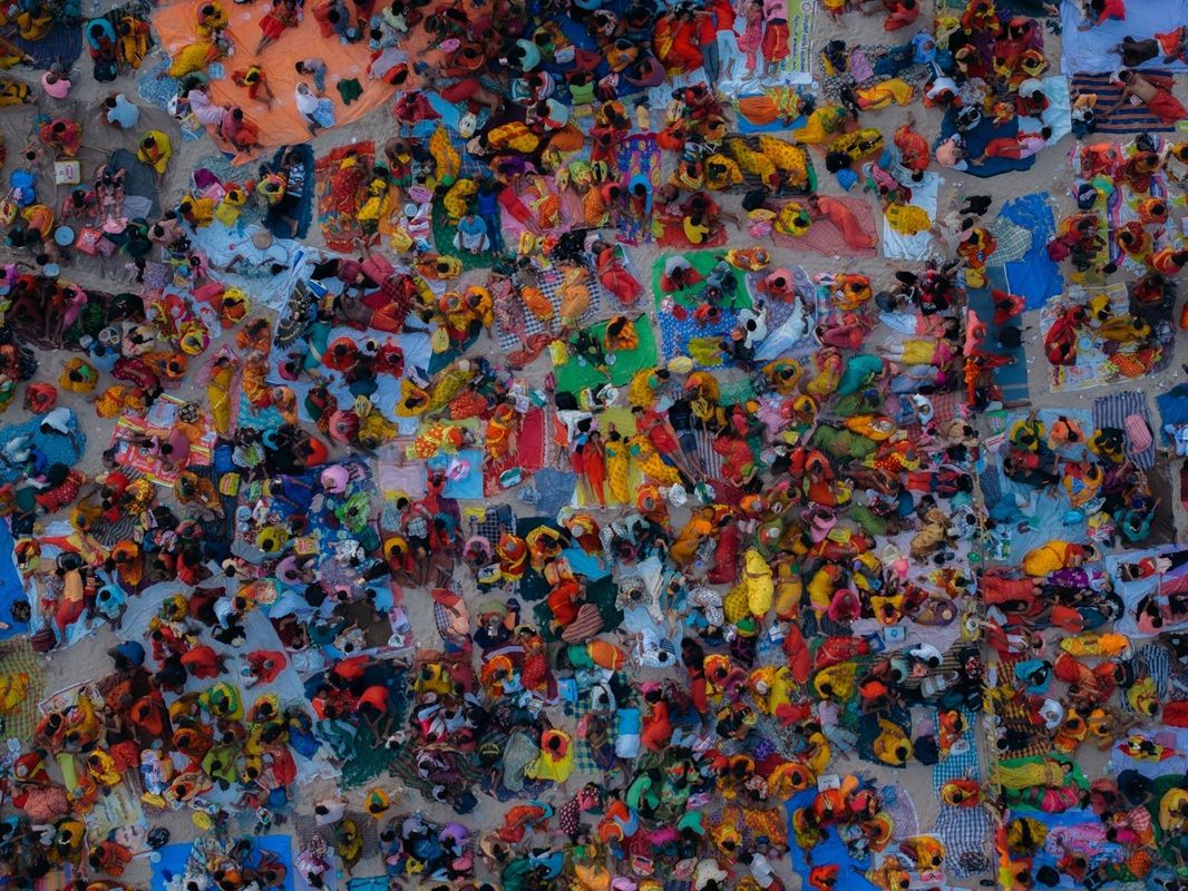 「集いのタペストリー（Tapestry of Gathering）」。旅行部門（プロ）金賞。撮影地：インド・クラセカランパティナム　Chirag Sadhnani - World Photo Annual reFocus Awards