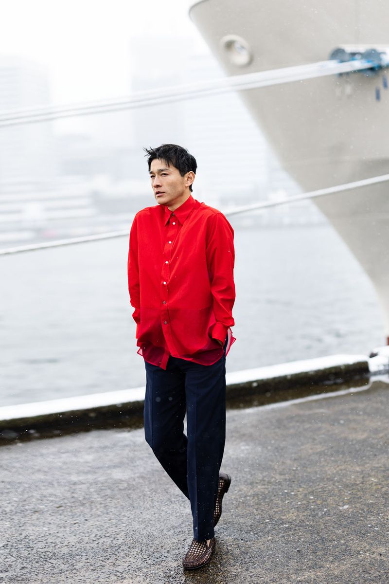 シャツ200200円、靴289300円［ともに参考価格］、パンツ149600円〈すべてフェンディ／フェンディジャパン Tel:0120-001-829〉