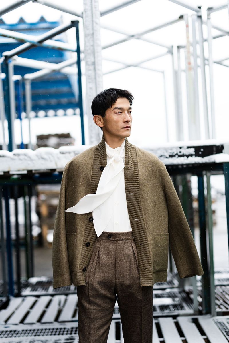 シャツ261800円、ジャケット915200円、パンツ308000円〈すべてロロ・ピアーナ／ロロ・ピアーナ ジャパン Tel:03-5579-5182〉