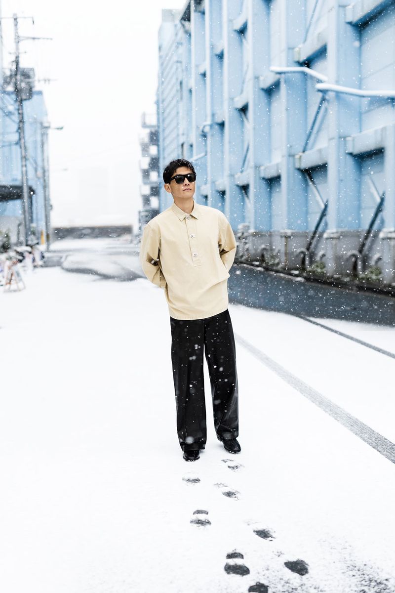シャツ220000円、パンツ616000円、靴148500円〈すべてフェラガモ〉、サングラス57200円〈フェラガモアイウェア／すべてフェラガモ・ジャパン Tel:0120-202-170〉