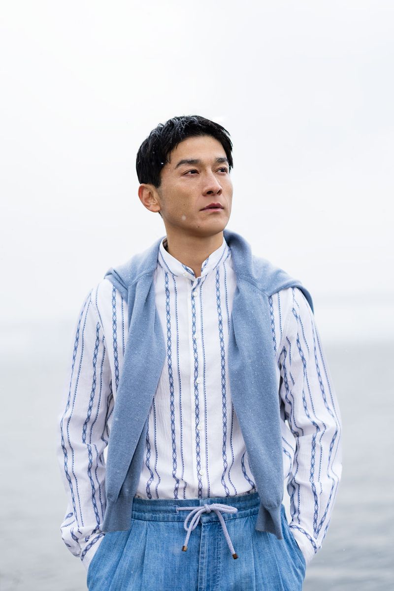 シャツ157300円、肩に掛けたセーター346500円、パンツ231000円〈すべてブルネロクチネリ／ブルネロ クチネリ ジャパン Tel:03-5276-8300〉