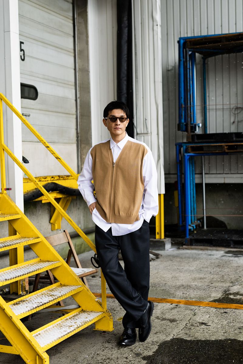 シャツ85800円、パンツ52800円、靴115500円〈すべてコム デ ギャルソン・オム／コム デ ギャルソン Tel:03-3486-7611〉サングラス82500円〈アイヴァン 7285／アイヴァン 7285 トウキョウ Tel:03-3409-7285〉