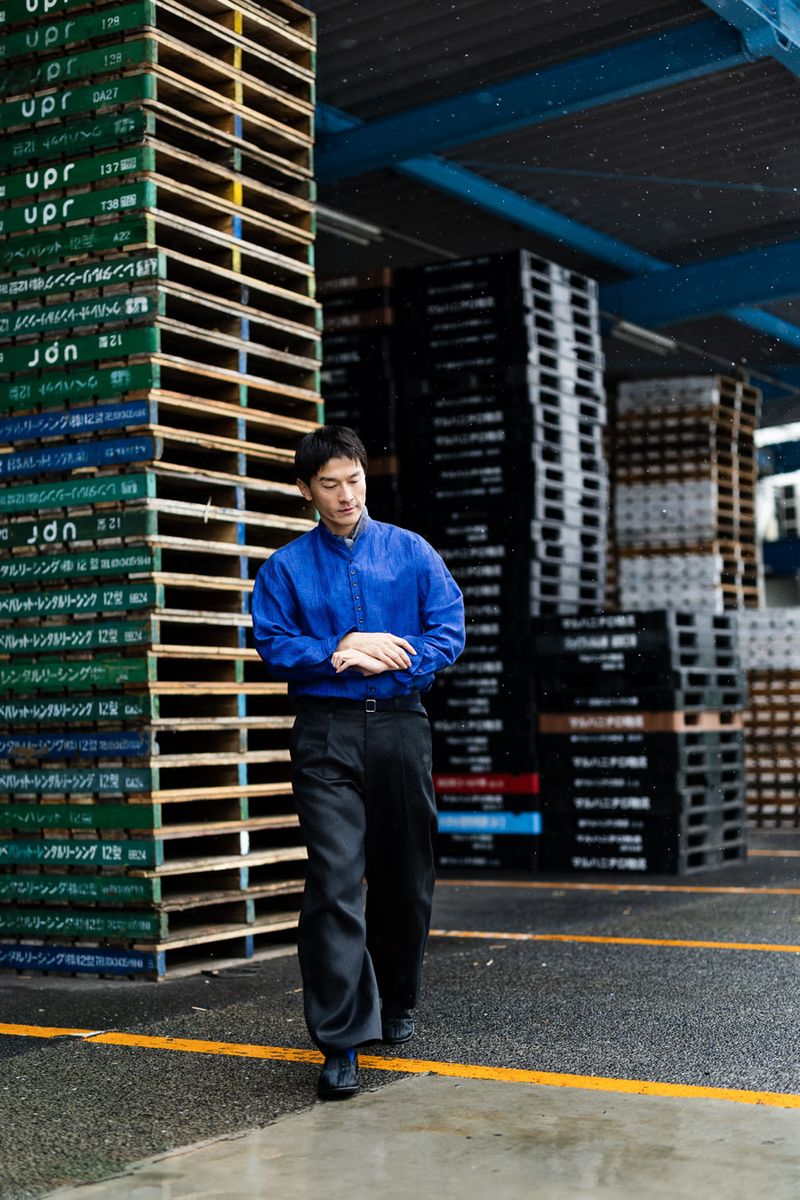 シャツ220000円、スカーフ58300円、パンツ286000円、ベルト85800円、靴179300円〈すべてジョルジオアルマーニ／ジョルジオ アルマーニ ジャパン Tel:03-6274-7070〉