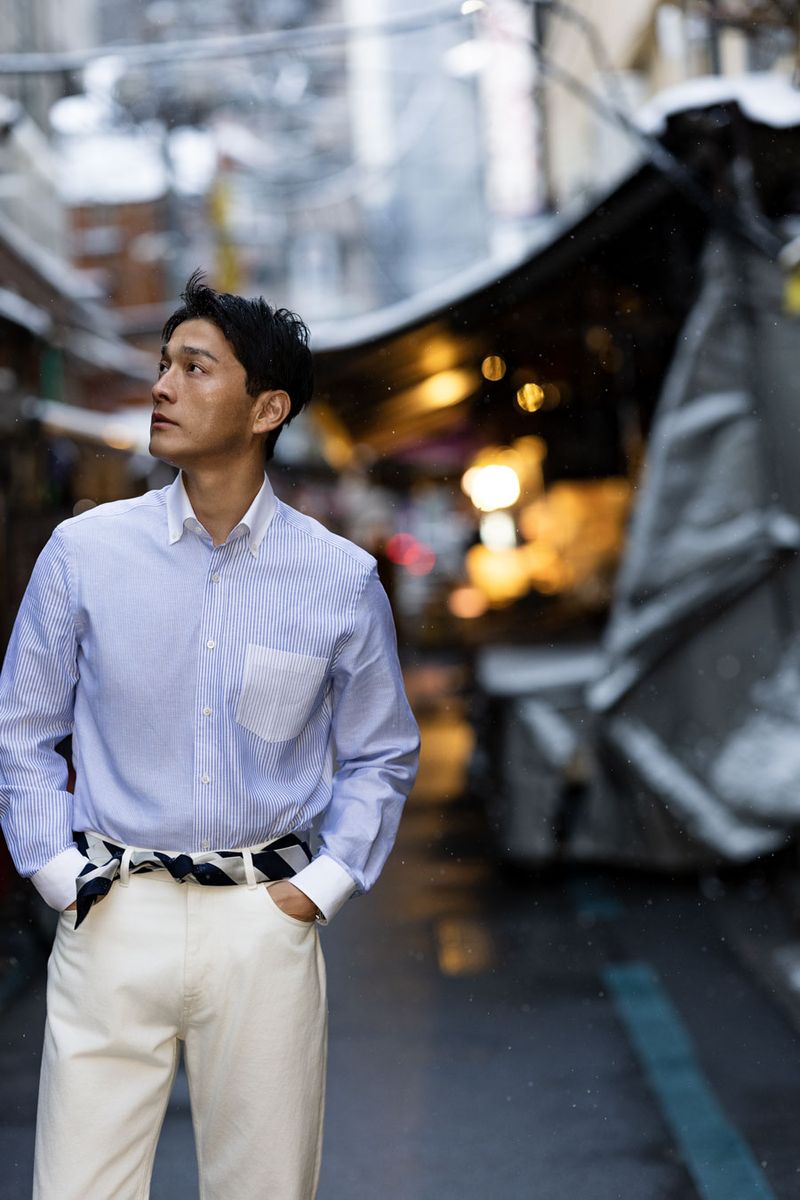 シャツ94600円、ジーンズ122100円、タイ36300円〈すべてダンヒル／ダンヒル Tel:0800-000-0835〉