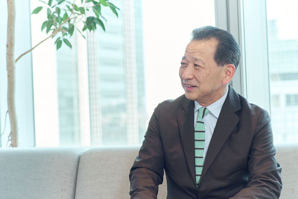 表 輝幸／早稲田大学大学院修了後、1988年JR東日本入社。2000年にグループ最年少で日本レストラン調理センター社長に就任。その後、東京駅グランスタ開発を牽引するなど、様々な開発や街づくりをリードし、2023年6月より現職。