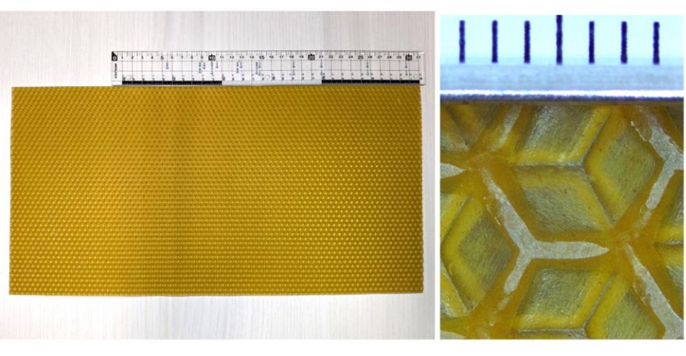 通常の巣礎シート。右はその拡大写真。