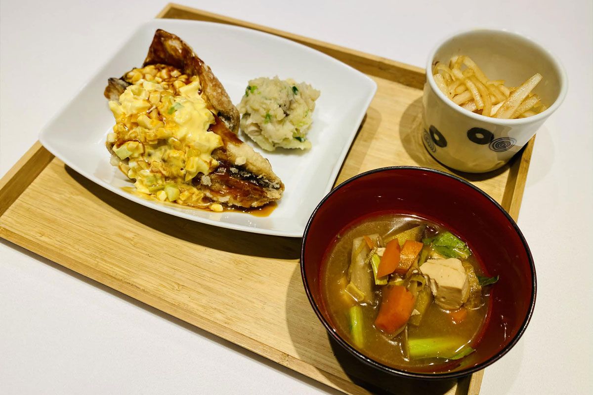 この日の賄い。美味しさや栄養バランスが考慮された充実した内容