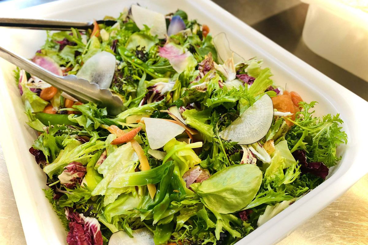 賄いに必ず登場する定番の端材サラダ。内容は季節によって変わっていく