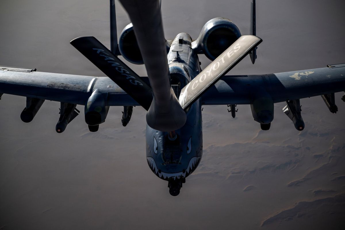 米軍の「エピック・フューリー作戦」で、米中央軍（CENTCOM）の管轄区域上空で空中給油機KC135「ストラトタンカー」から空中給油を受ける米空軍の近接航空支援（CAS）専用機A10「サンダーボルトII」。2026年3月9日撮影、米海軍提供写真（Public domain, via Wikimedia Commons）