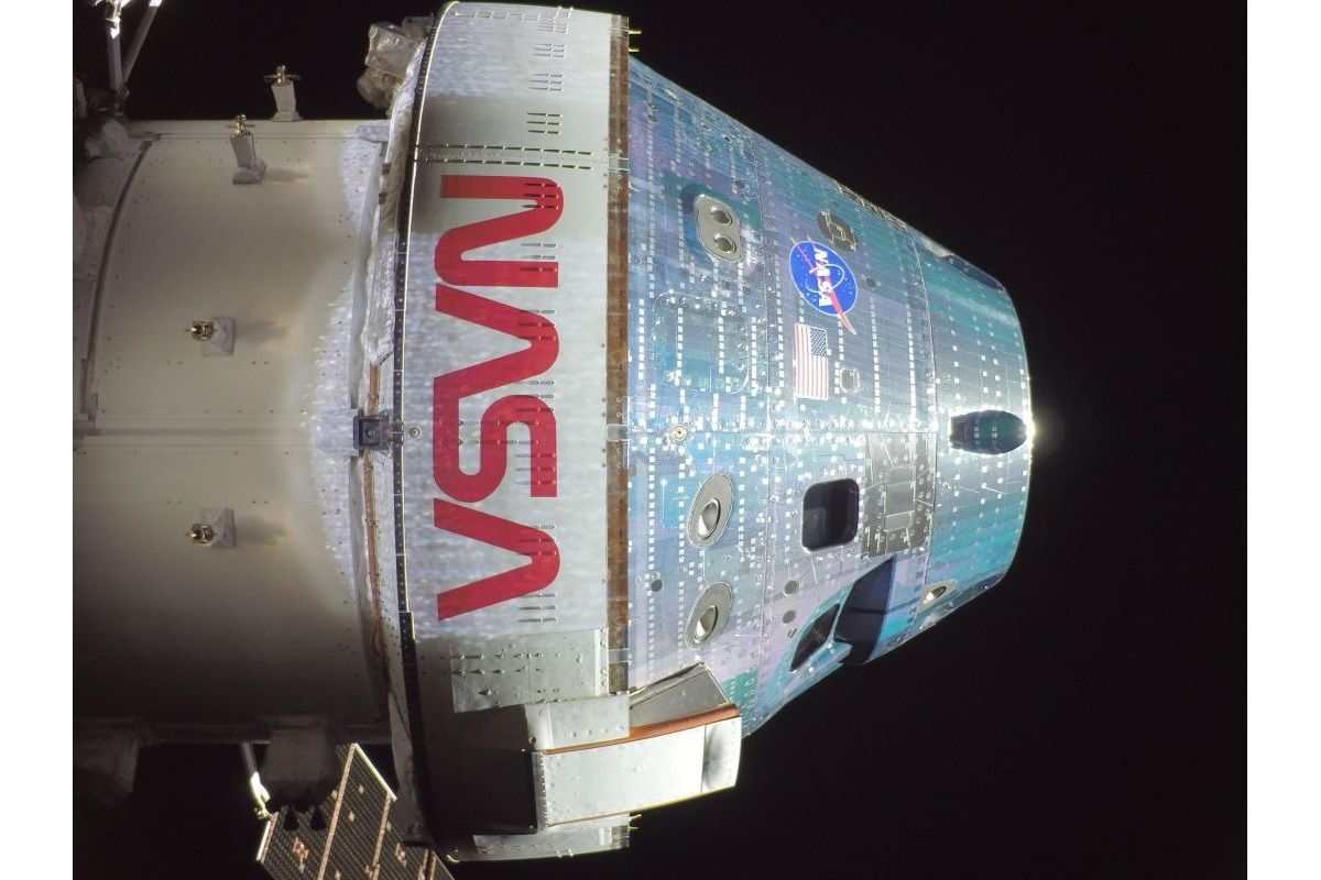 NASAの「アルテミスII」ミッション2日目、宇宙船「オリオン」の定期点検中に太陽電池パネルの翼に取り付けられたカメラで撮影されたオリオンの「自撮り」写真。2026年4月3日撮影（NASA）