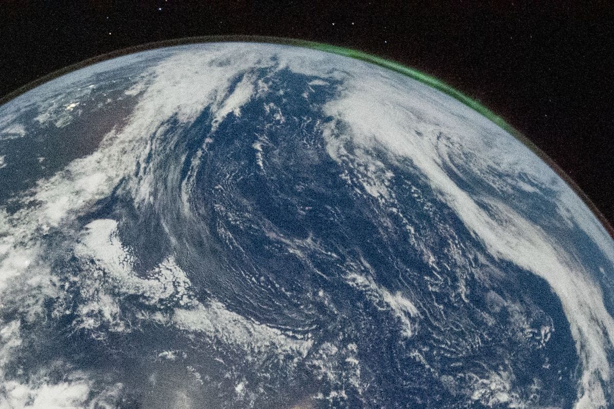 地球の北極に輝くオーロラ。NASAの宇宙飛行士で「アルテミスII」のミッション・コマンダー（船長）を務めるリード・ワイズマンが宇宙船「オリオン」から撮影した地球の写真（2026年4月2日撮影）より（NASA）