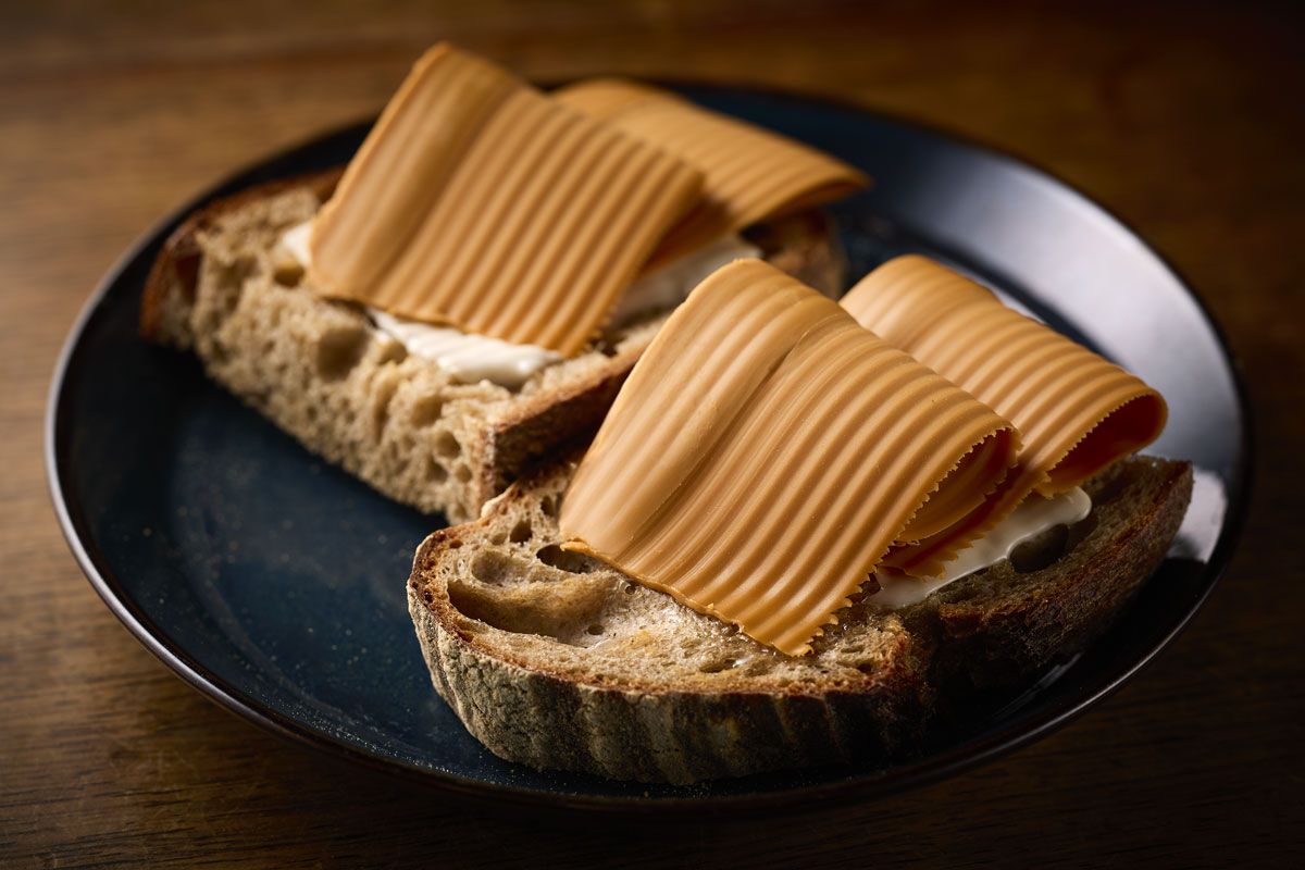 ノルウェー産ヤギのブラウンチーズをのせたトースト「ブルーノスト＆スライスブレッド」1000円。