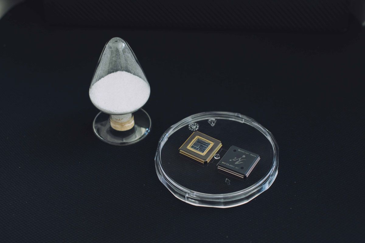 従来より省電力で高密度な粉末状の情報記録用新材料「単分子誘電体」（左）と、それを使用したメモリ。