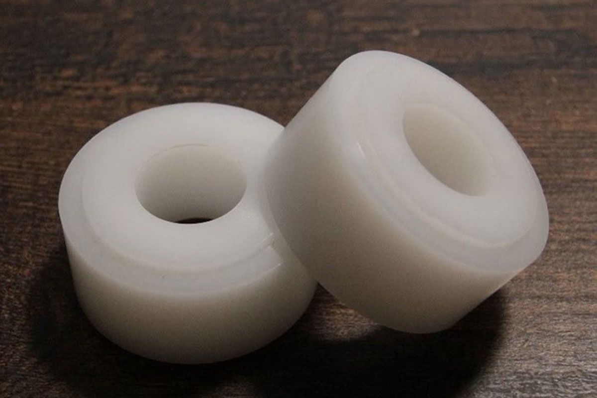 小型衛星用エンジンに使用されるプラスチック燃料。低コストで製造でき、不燃性および非爆発性をもつ。