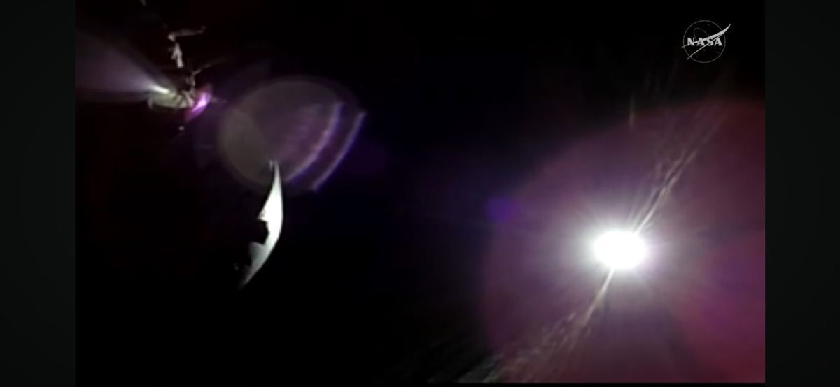 太陽が月の影に隠れる瞬間。オリオン宇宙船からは皆既日食として観測された （c）NASA