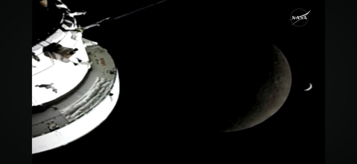 画面右の地球が月に隠れようとしている。オリオン宇宙船はこの機体姿勢のまま画面左手の月裏側へと進む （c）NASA