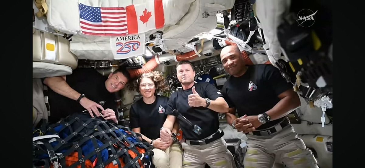 オリオンの船内と4名のクルー （c）NASA