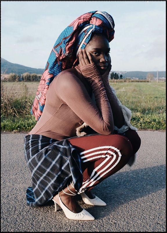 「コスタ・ブラバの草原で写真に写るペンダ（Penda Photographed in an open field in Costa Brava）」：南米地域賞、最終候補作品。撮影地：チリ Camila Gattamelati, Chile - Sony World Photography Awards