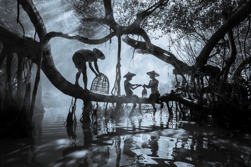 「釣り仲間（Fishing Together）」：ミャンマー賞、優勝作品。 Kyaw Zayar Lin, Myanmar - Sony World Photography Awards