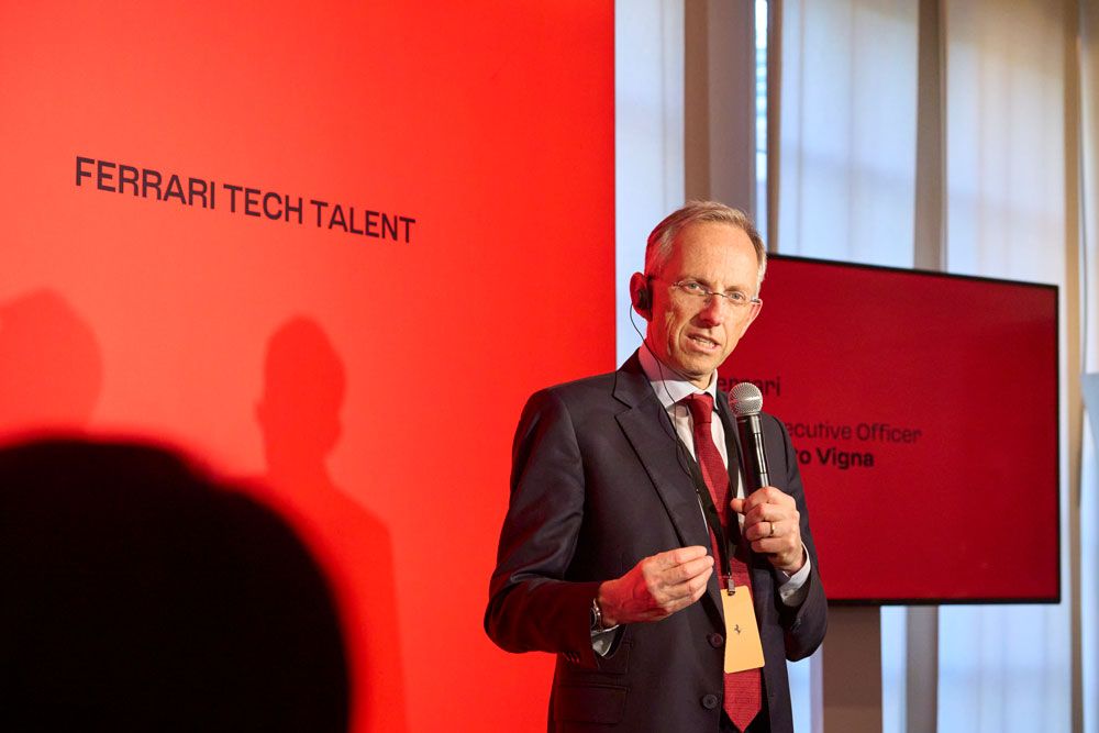 べネディット・ヴィーニャ：ピサ大学で物理学を修めた後、STマイクロエレクトロニクスに入社。MEMSモーションセンサーの開発を牽引し、iPhoneやゲーム機への採用に貢献。自動車業界未経験ながら2021年にフェラーリCEOに就任。電動化とヘリテージの両立を推進する。