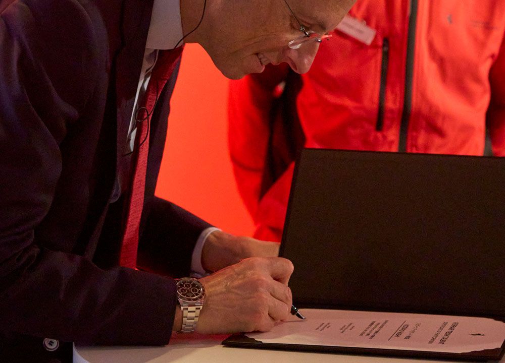 サインを待つ若者たちの表情はさまざま。笑顔の若者もいれば、緊張した面持ちの者も。等しくヴィーニャは彼らに修了証を渡し、握手を交わす。