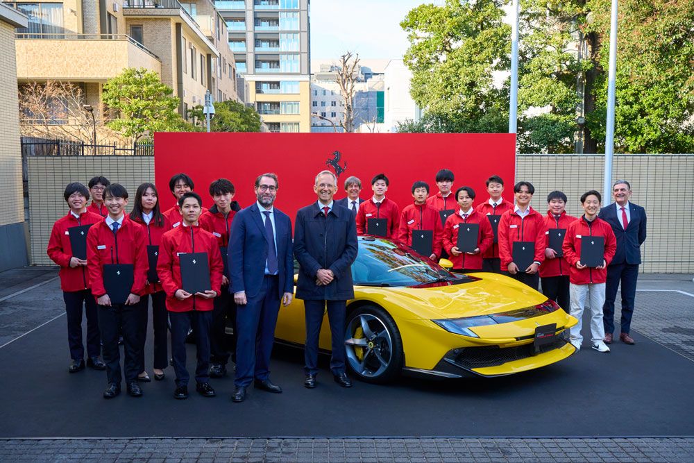 揃いのブルゾンの胸には跳ね馬のシルエットがあった。フェラーリというブランドが大事にしてきた価値とともに、整備士の高い技術と精神を次世代へ伝えていく存在だ。