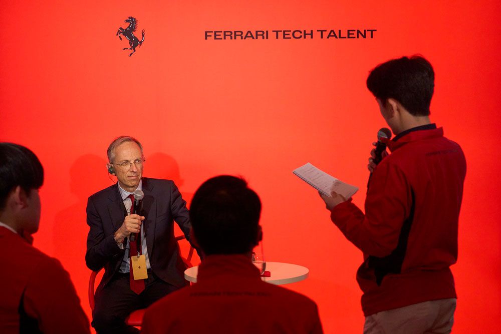 将来自動車整備士を志す15歳から25歳の若者を対象に行われた「フェラーリ・テック・タレント・プログラム」。フェラーリが各国のディーラーで展開する「アプレンティスシップ・プログラム(訓練生制度)」にも連動する。