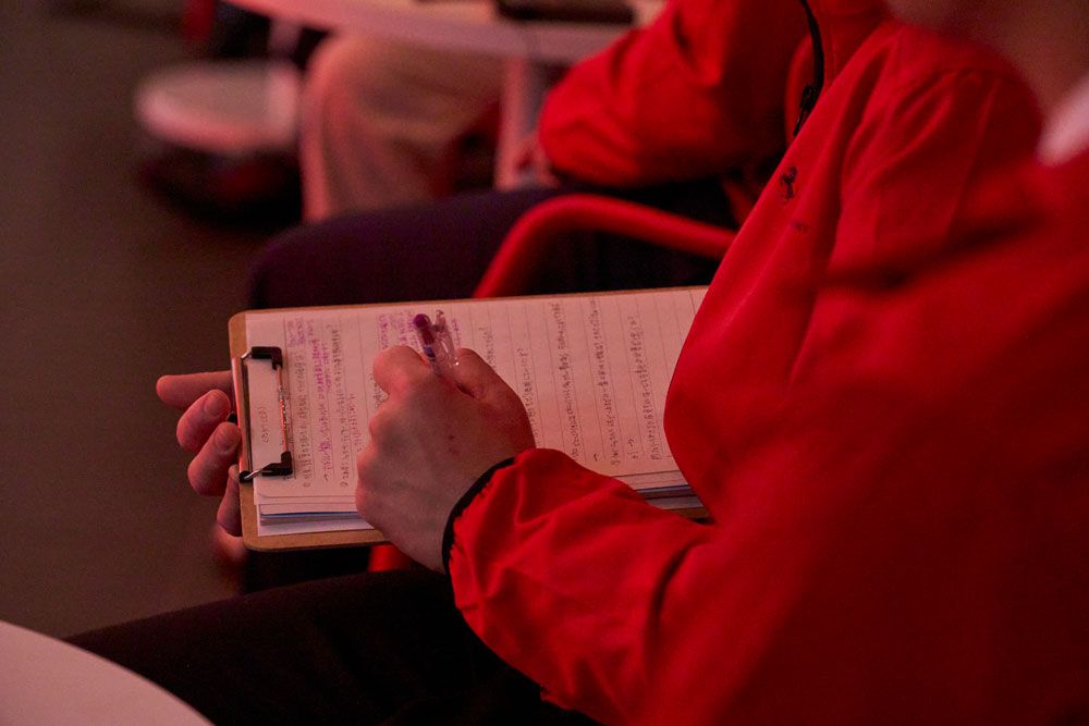 揃いのブルゾンを着た整備士志望の若者たちは、フェラーリの公募に申し込む際に簡単な試験を受け、選考されている。さまざまなプロフェッショナルとの出合いを通じて職業としての魅力を知り、その誇りを肌で感じる機会を体験した。