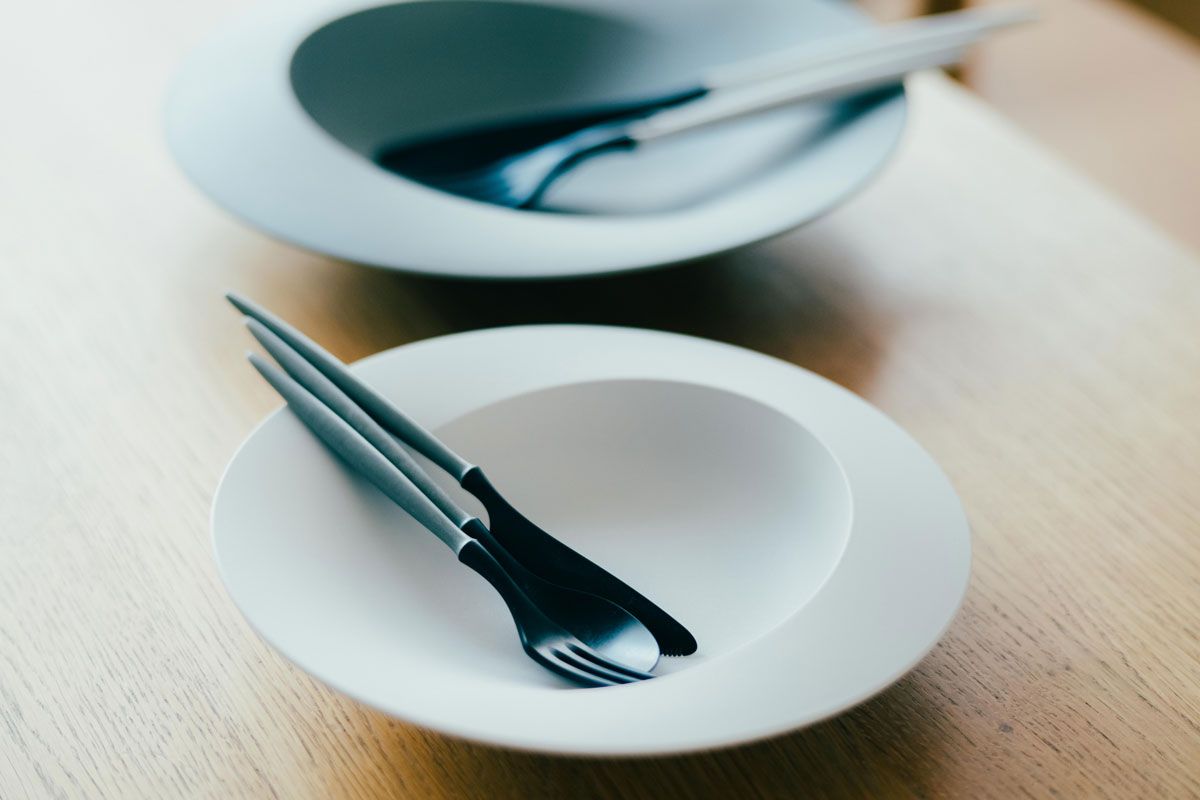「食体験をもっと気軽に、豊かに、楽しく」という思いが込められた食器「ARAS」。落としても割れにくいという耐久性に優れており、レストランやホテルなど業務用市場でも人気が広がっている。