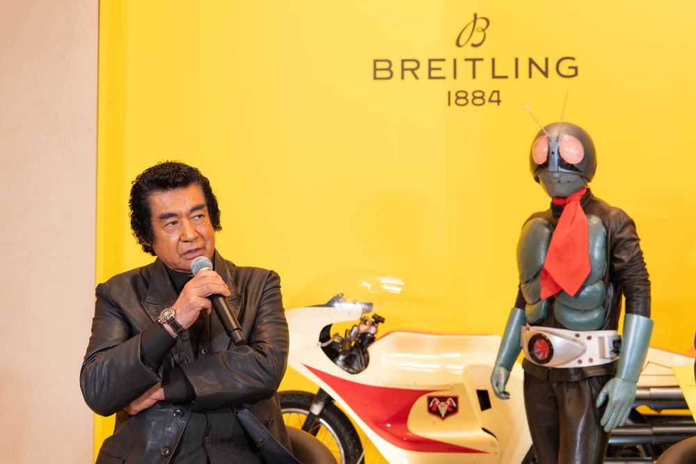 限定モデルを腕に、55年の時を振り返る藤岡弘、。会場には仮面ライダー1号の立像とサイクロン号の展示も