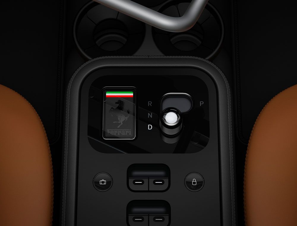 ゴリラガラスとアルミで仕上げたシフター周り。コックピット全体で約40点のゴリラガラスパーツを使用。