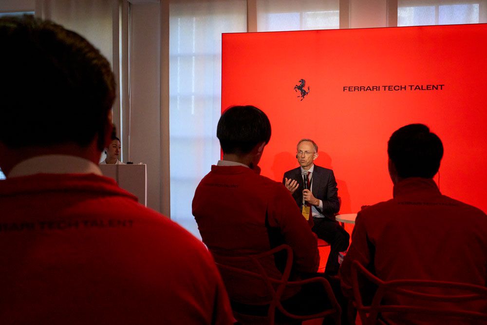 日本の学生からの質問に、ヴィーニャは真摯に答える。