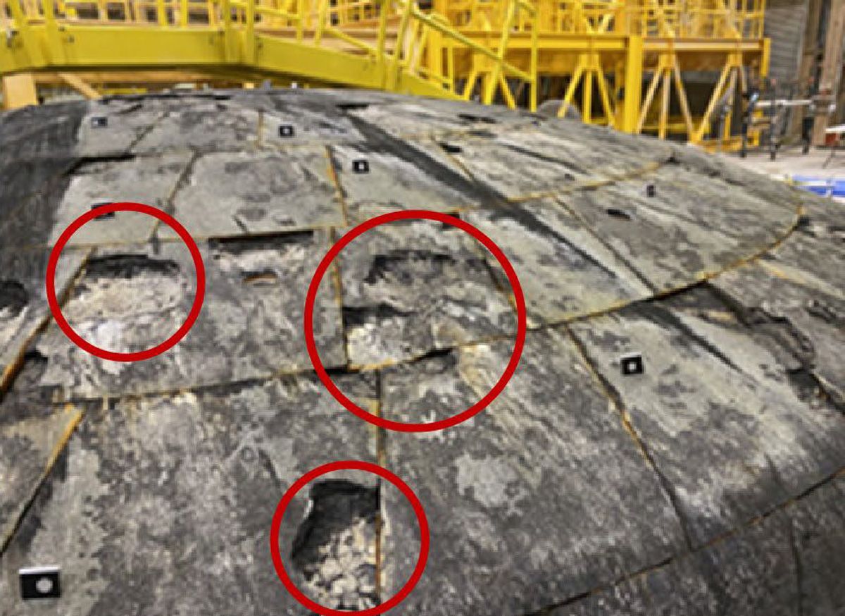 アルテミス1で帰還したオリオンの耐熱シールド。赤く示された部分が損傷部分 (c)NASA