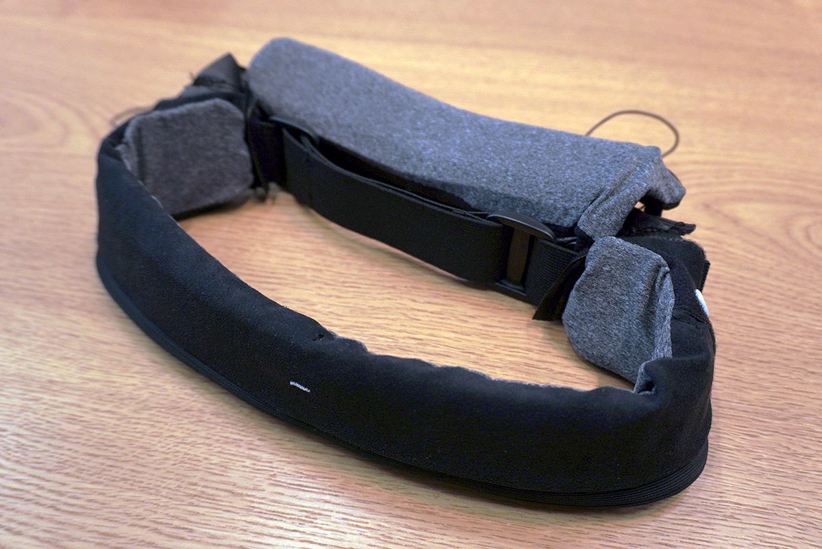 ソニーが開発したヘッドバンドスタイルのセンシングデバイス。2025年12月に、外部のクリエイターを招いてソニーが開催した技術展「Sony Technology Exchange Fair（STEF）」でも、情動推定技術が注目を集めた