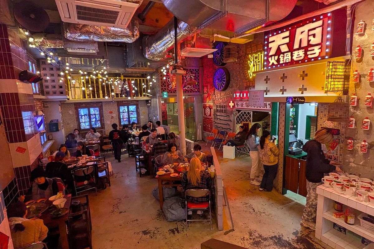 「天府火鍋巷子」の店内はまるでテーマパークのようだ。JR新宿駅東口から徒歩3分の場所にある