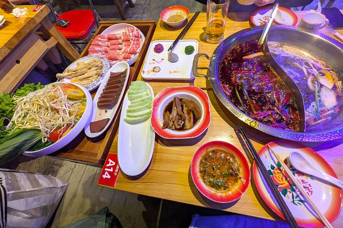 本場の重慶と同じトウガラシで真っ赤に染まった麻辣火鍋が「天府火鍋巷子」の定番メニュー