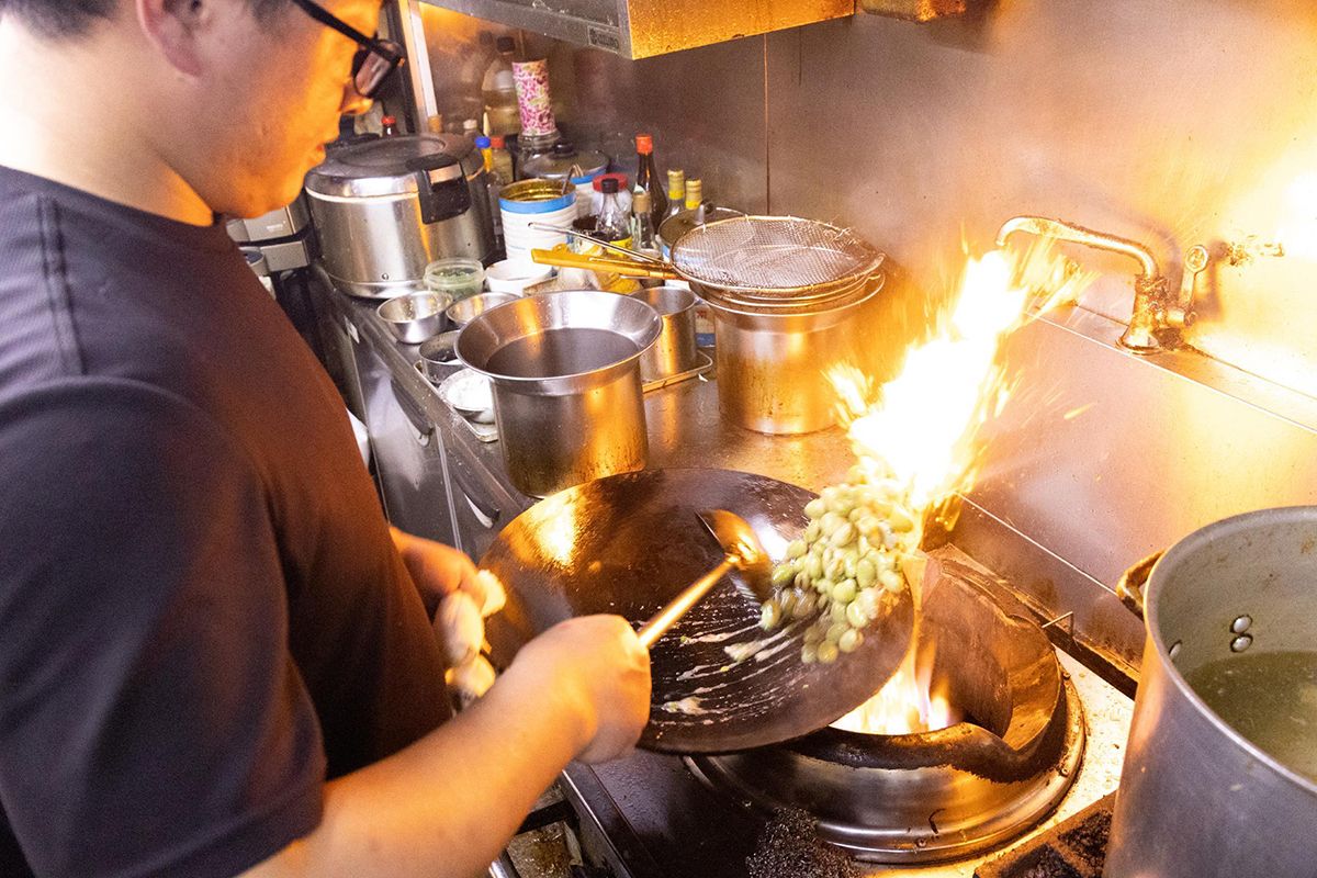 ガチ中華の調理人が鍋を振るう姿は、今日、世界中で見られる。19世紀と違うのは、彼らが中国南方出身者だけでなく、中国全土から来た人たちであることだ。　撮影＝佐藤憲一