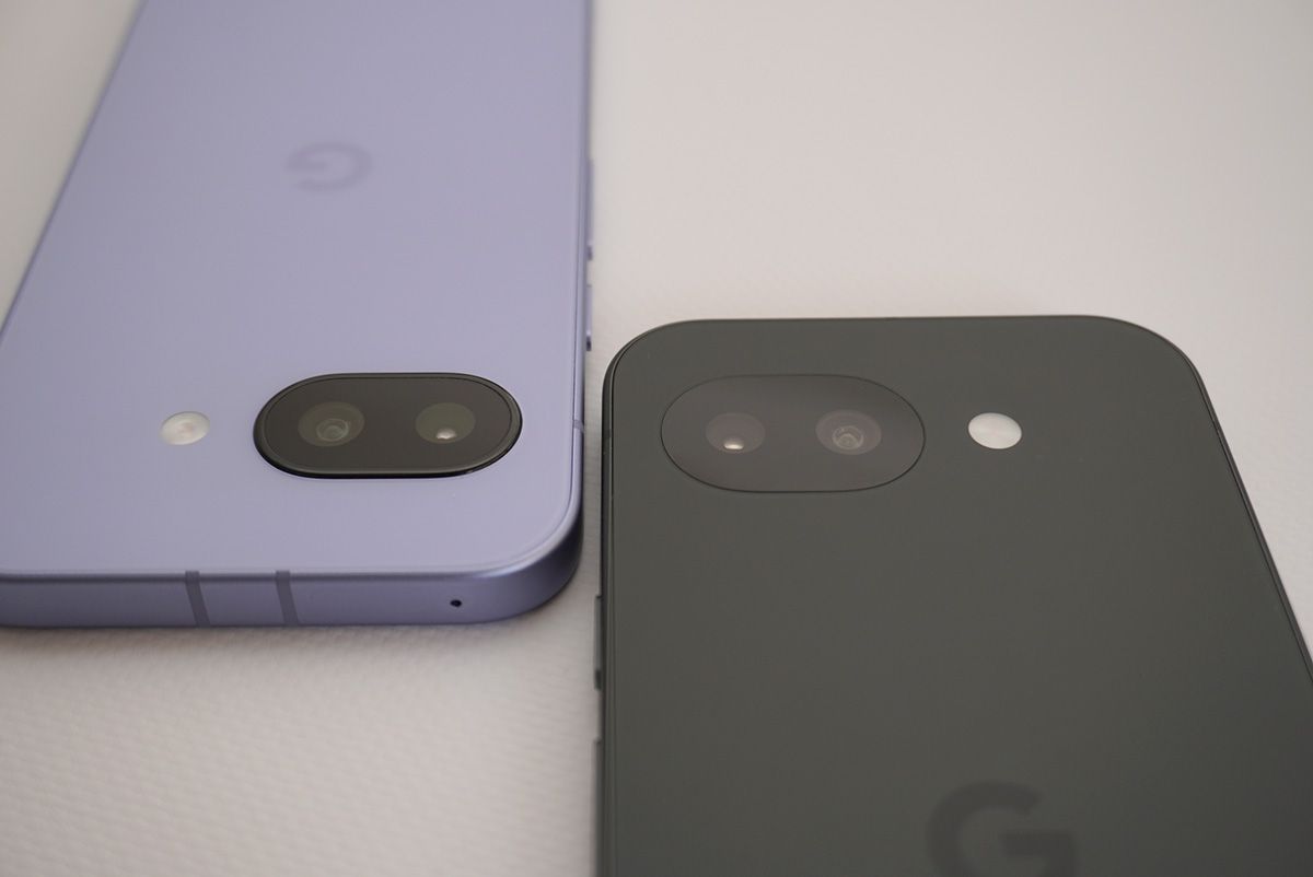 左側のPixel 9aは背面カメラユニットの周囲にわずかな出っ張りがあった。右側Pixel 10aは完全にフラットな形状になった