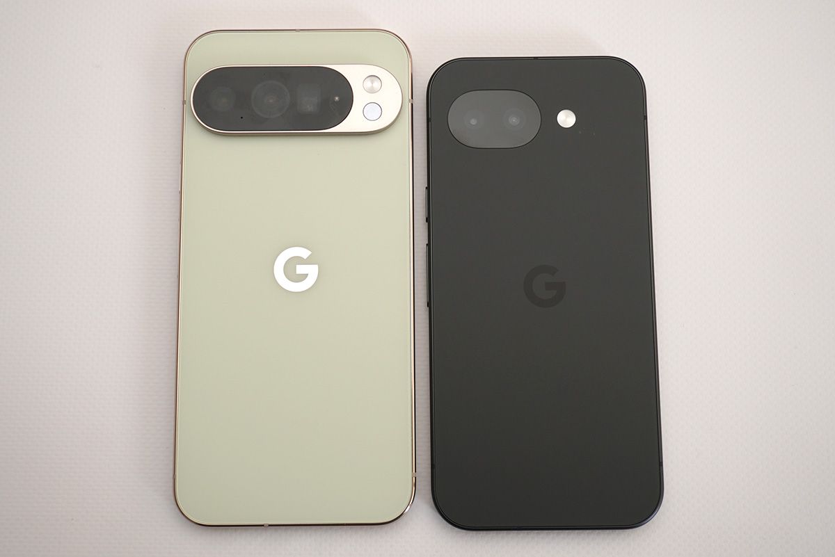 左側は6.8インチのGoogle Pixel 10 Pro XL。横幅サイズは76.6ミリ。右側6.3インチのPixel 10aは横幅を73ミリとして、片手持ち操作も軽快にできる