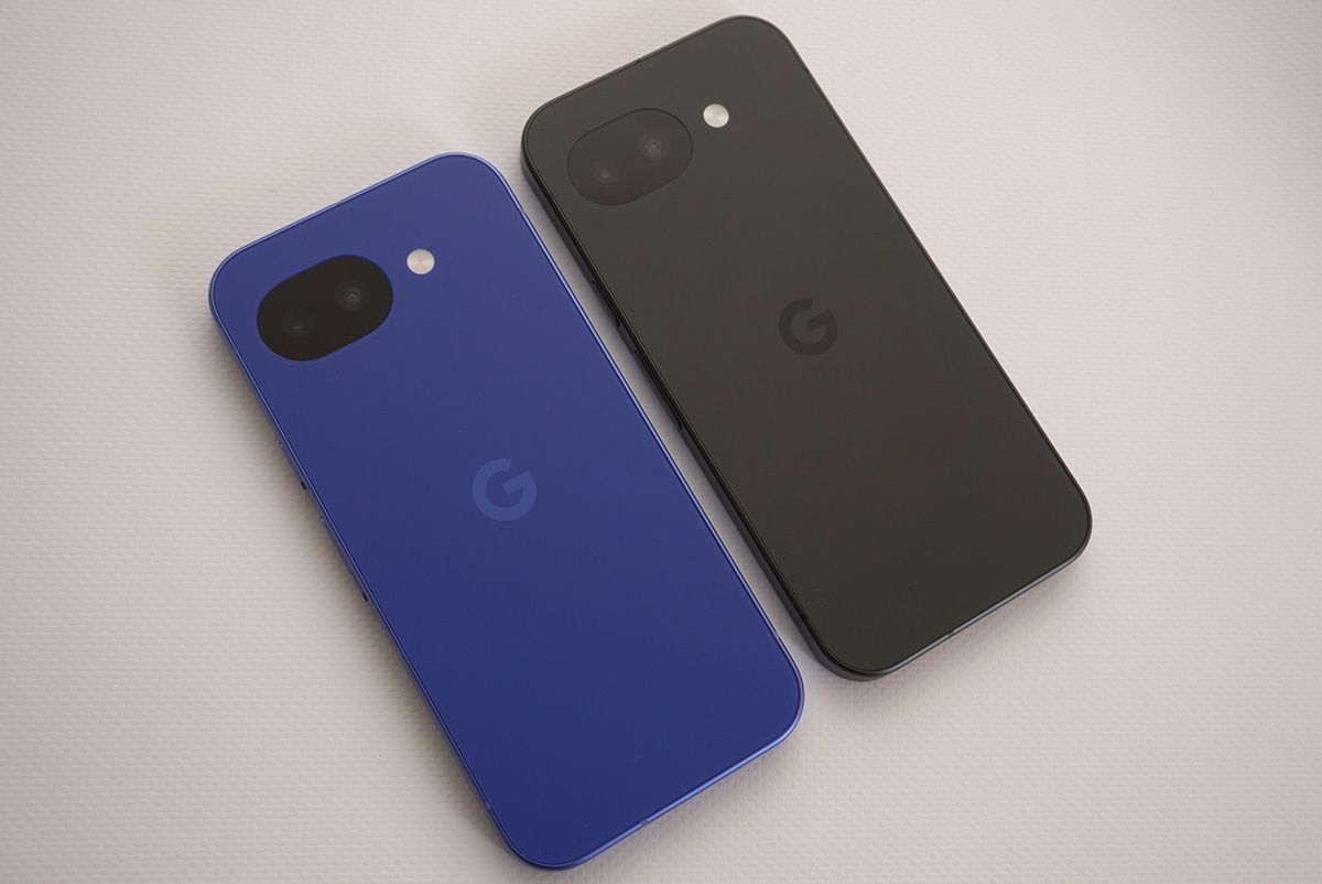 左側が日本限定カラーの「Isai Blue（イサイ ブルー）」。ヘラルボニーとのコラボレーションにより誕生した