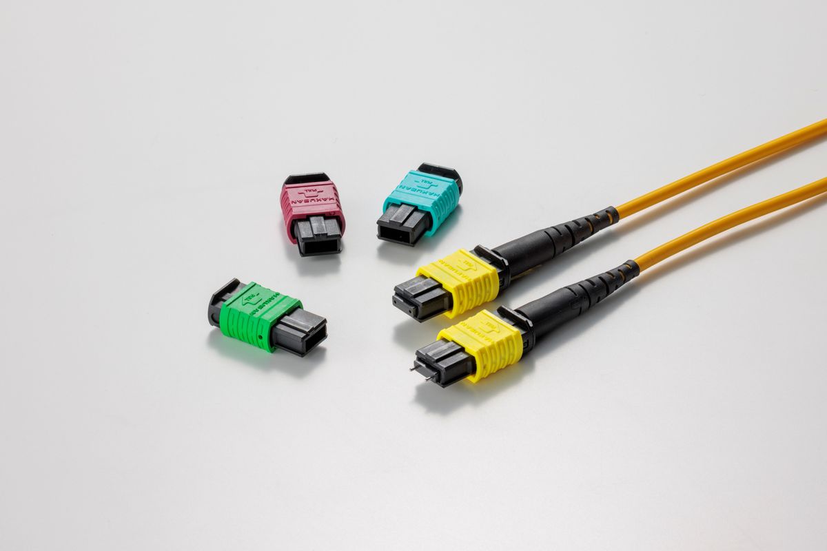 白山の「MPOハウジングキット」。多心光 コネクタ用MTフェルール製品