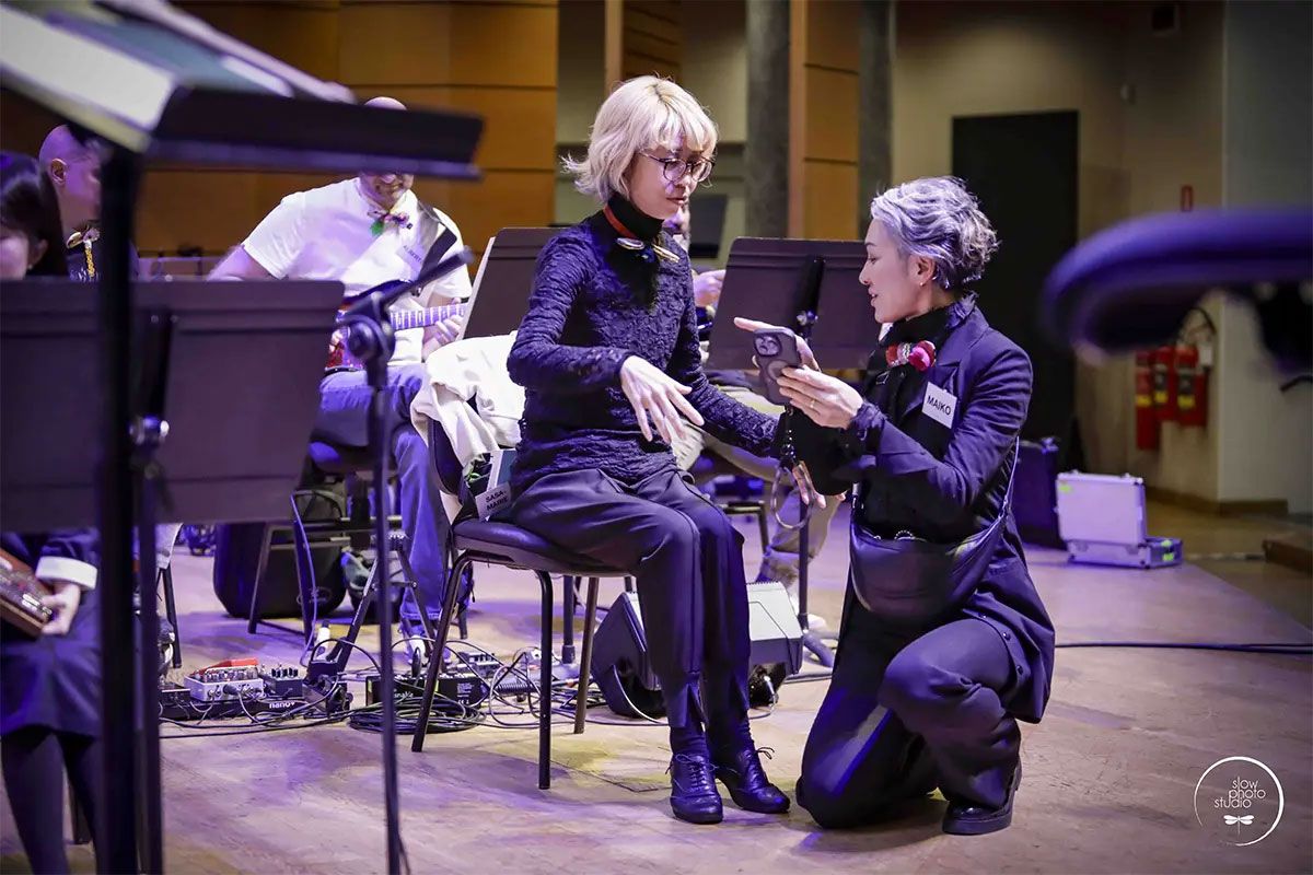 手話通訳者とコミュニケーションをとるSasa-Marieさん